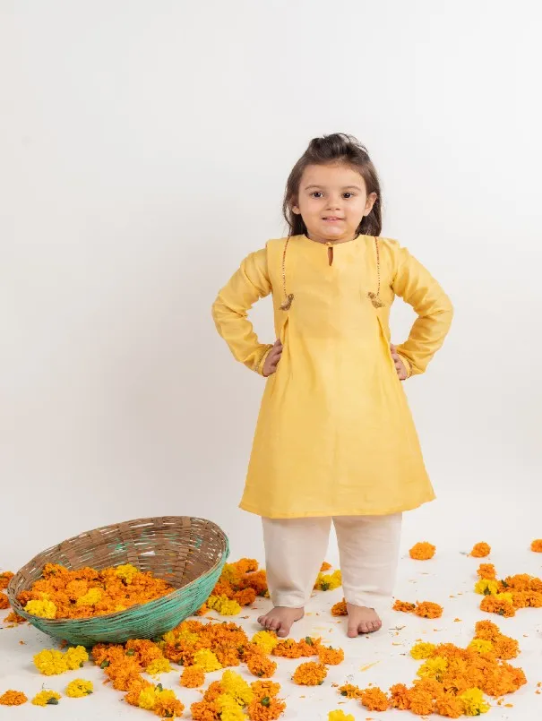 Girls Yellow Chanderi Embroidered Kurta Set (Set of 2)