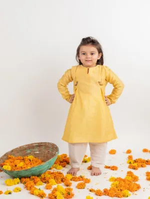 Girls Yellow Chanderi Embroidered Kurta Set (Set of 2)