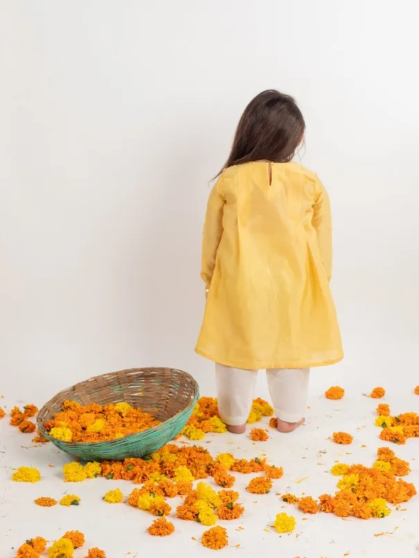 Girls Yellow Chanderi Embroidered Kurta Set (Set of 2)