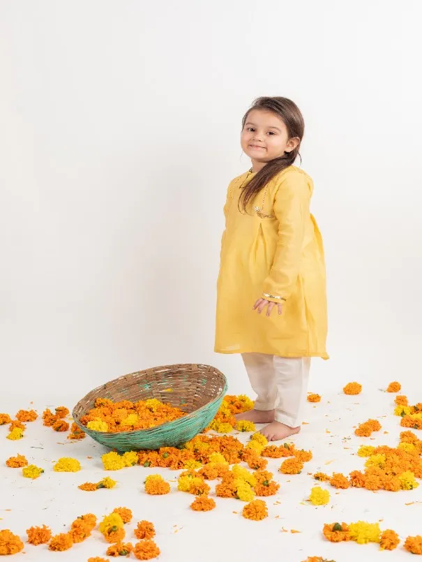 Girls Yellow Chanderi Embroidered Kurta Set (Set of 2)